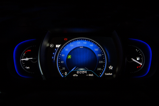 컴포트 모드에서는 게기판과 실내 조명, 멀티미디어 디스플레이 색상이 파란색으로 변한다. 르노삼성자동차 제공